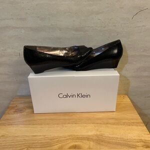 Calvin Klein BREE MTLC PYTHON Black Textured Wedges